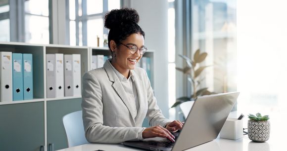 Berufliche Weiterbildung - Frau am Laptop Berufliche Weiterbildung - Frau am Laptop
