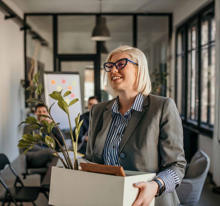 Frau verlässt Büro nach Kündigung ihres Jobs
