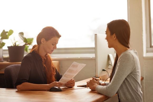 Kündigungsgespräch zwischen Vorgesetzter und Arbeitnehmerin