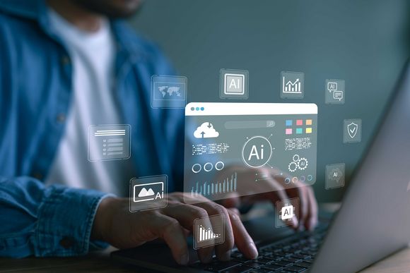 Arbeiten am Laptop mit KI-Tools.