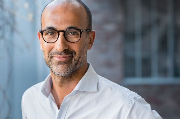 Bewerbungsfoto - lächelnder Mann mit Brille