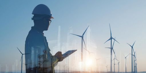 Ingenieur steht vor Windpark