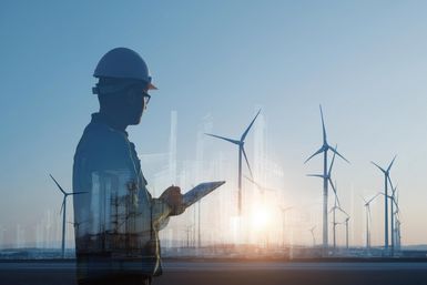 Ingenieur steht vor Windpark