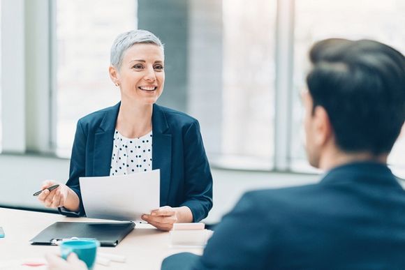 Begrüßung des Bewerbers beim Vorstellungsgespräch