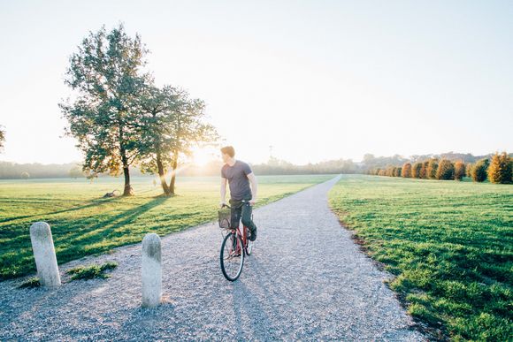 Mann fährt Fahrrad