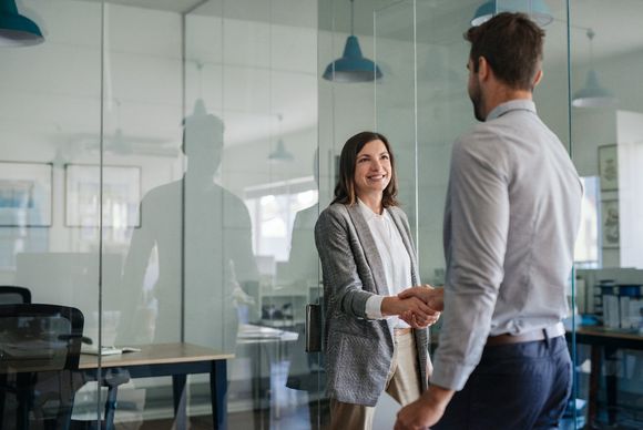 Personalreferentin bei der Arbeit Personalreferentin bei der Arbeit