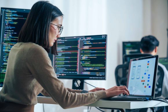 Arbeit mit KI am Computer Arbeit mit KI am Computer