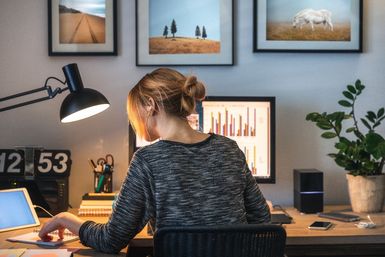 Frau bei beruflicher Weiterbildung – online Frau bei beruflicher Weiterbildung – online