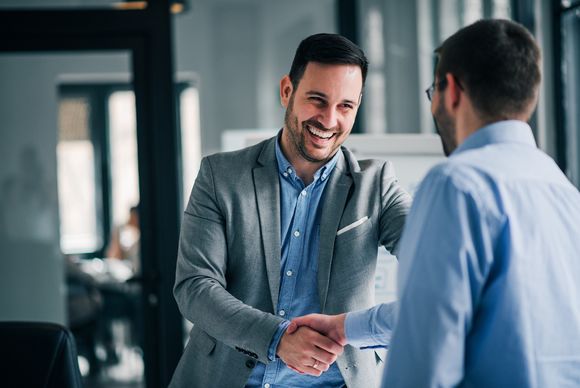 Account Manager begrüßt einen Kunden